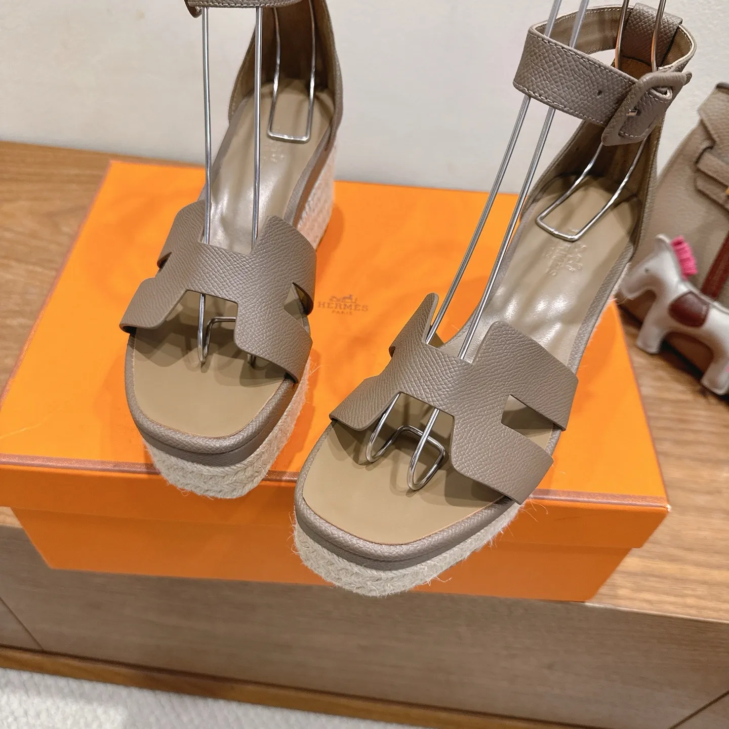 👟👟Ex-factory price 720👟👟 Hermes... a Eclair 2025 new color + popular series, the version is super positive, with a certain thickness, which makes the legs longer! Breathable, comfortable calfskin, spring and summer color matching, this item is both beautiful and comfortable! Channel supply code size: 35-39 can be ordered as 40.41 with airplane box ➕20